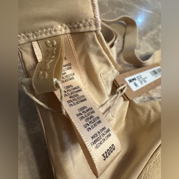 SKIMS WEIGHTLESS SCOOP BRA SIZE 32DDD - Picture 6 of 9